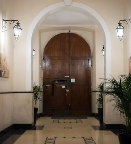 Merulana Penthouse: 5 Minutes Walk From Colosseum דירה רומא
